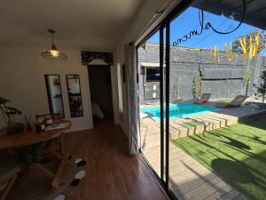 sala de estar con vistas a la piscina en Colmena House Villa Alemana en Villa Alemana