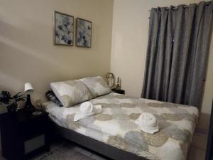 Un dormitorio con una cama con dos sombreros. en Boricua Guest House Apartment en Yauco