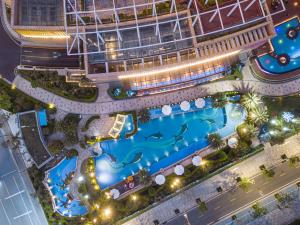 una vista aérea de una piscina en un complejo en Crowne Plaza Beihai Silver Beach, an IHG Hotel, en Beihai