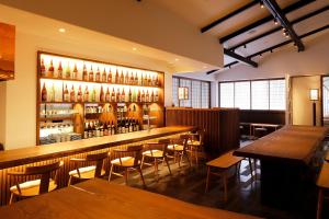 un ristorante con bar con tavoli e sedie in legno di Hana to Hana a Nikko