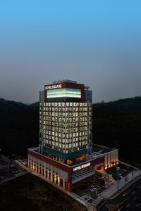 Ein großes Gebäude mit viel Licht drauf. in der Unterkunft Hotel Square Ansan in Ansan