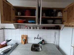 een keuken met een wastafel en kasten met borden bij Apartamento para cuatro personas totalmente equipado in Montevideo