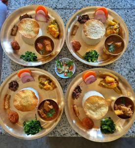 un grupo de platos de comida en una mesa en Hill Top Lodge Ghandruk, en Astam