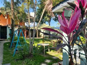 圣佩德罗苏拉Merendon Suite Apartamento的一个带椅子和树的花园
