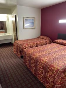 A bed or beds in a room at Budget Inn - Elizabeth, NJ