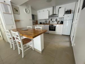 - une cuisine avec une table en bois et des appareils électroménagers blancs dans l'établissement Appartement Banyuls-sur-Mer, 3 pièces, 4 personnes - FR-1-309-445, à Banyuls-sur-Mer