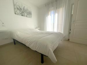 - un lit blanc dans une chambre avec fenêtre dans l'établissement Appartement Banyuls-sur-Mer, 3 pièces, 4 personnes - FR-1-309-445, à Banyuls-sur-Mer