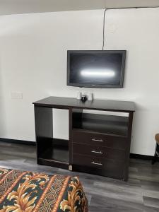 A television and/or entertainment centre at Budget Inn - Elizabeth, NJ