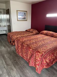 A bed or beds in a room at Budget Inn - Elizabeth, NJ