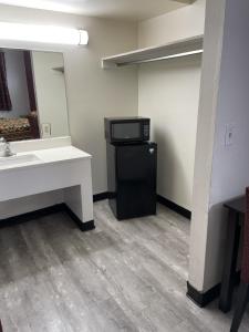 A bathroom at Budget Inn - Elizabeth, NJ