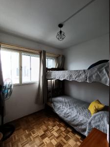 een slaapkamer met 2 stapelbedden en een raam bij Apartamento para cuatro personas totalmente equipado in Montevideo