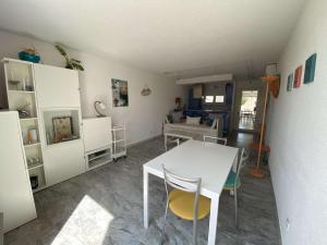 een woonkamer met een witte tafel en stoelen bij Villa La Grande-Motte, 3 pièces, 6 personnes - FR-1-328-222 in La Grande-Motte