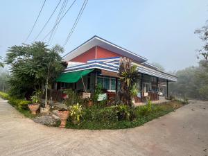 dom przy polnej drodze w obiekcie สวนสบายปลายนารีสอร์ท w mieście Ban Hin Lat