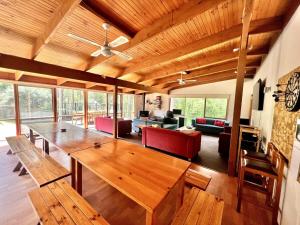 una sala de estar con una gran mesa de madera y sillas en Albaski Lodge- Room 4 en Mount Buller