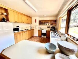 cocina con armarios de madera y encimera blanca en Albaski Lodge- Room 4 en Mount Buller