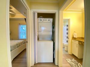 une petite cuisine avec un réfrigérateur et une chambre dans l'établissement Horizon Cottage #5, à Rockport