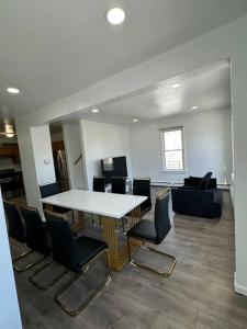 una sala conferenze con tavolo e sedie di Comfy Family Home -Adjacent To NYC: 15 Guests a Passaic