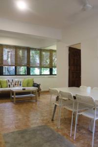 ein Wohnzimmer mit einem Tisch, Stühlen und einem Sofa in der Unterkunft Cozy Casa 2 Bedroom Apartment A Few Steps to White Beach in Boracay