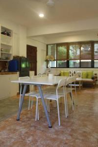 einen weißen Tisch und Stühle im Wohnzimmer in der Unterkunft Cozy Casa 2 Bedroom Apartment A Few Steps to White Beach in Boracay