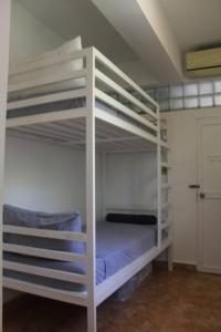 1 Schlafzimmer mit 2 Etagenbetten in einem Zimmer in der Unterkunft Cozy Casa 2 Bedroom Apartment A Few Steps to White Beach in Boracay