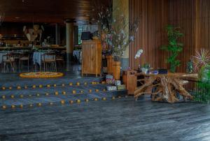 Gdas Bali Health and Wellness Resort في أوبود: مطعم مع طاولة وكراسي في غرفة