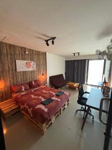 曼谷的住宿－拉羅坎達酒店，一间卧室配有一张床和一张书桌