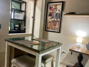 a table with a glass top in a room at Mini Suite Apartamento in San Pedro Sula
