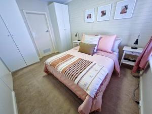 Giường trong phòng chung tại Crawley Cosy Urban Retreat Close to CBD UWA Free Park Netflix