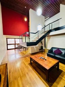 メンドーサにあるCasa Eusebio Blanco con patio parrilla y cochera en el centro de Mendozaのリビングルーム(ソファ、スライド付)