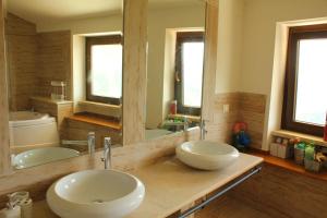 A bathroom at Cominium Benessere Még 37 kép