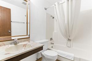 Little Falls的住宿－StayInn Little Falls，白色的浴室设有水槽和卫生间。
