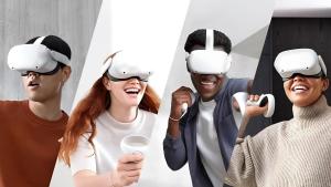 Un gruppo di persone che indossano caschi di realtà virtuale di Henn na Hotel Tokyo Akasaka a Tokyo