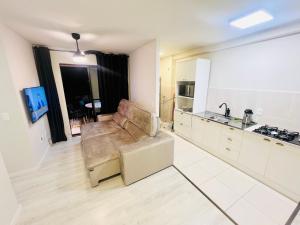 a kitchen with a couch in the middle of a room at APT Moderno com muitos itens , 3 quartos e 2 vagas de garagem in Ponta Grossa