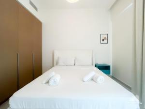 Postel nebo postele na pokoji v ubytování NEW Wonderful 2B with Balcony in Creek Beach