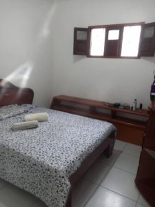 um quarto com uma cama, uma mesa e janelas em EXCELENTE casal mobiliada em Campina Grande