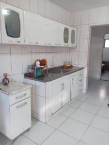 uma cozinha branca com um lavatório e um micro-ondas em EXCELENTE casal mobiliada em Campina Grande