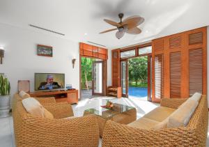 TV a/nebo společenská místnost v ubytování Premier Central Pool Villa Danang