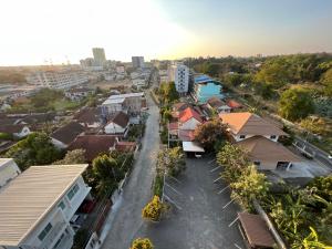 Luftaufnahme einer Stadt mit Häusern und Bäumen in der Unterkunft Dm Inn in Khon Kaen