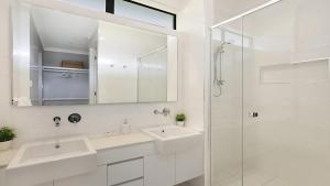 un bagno bianco con 2 lavandini e una doccia di 1oak - The Vintage a Pokolbin