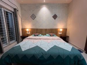 ein Schlafzimmer mit einem großen Bett in einem Zimmer in der Unterkunft GREEN HOME STAY in Lucknow