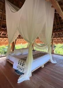 - un lit dans une tente avec moustiquaire dans l'établissement SumbaFarmHouse, à Patiala Bawa