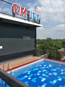 uma piscina no telhado de um hotel em Dm Inn em Khon Kaen