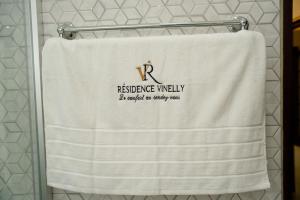 una toalla colgada en un toallero en el baño en Résidence Vinelly, en Douala
