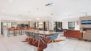 ein Esszimmer und ein Wohnzimmer mit Tisch und Stühlen in der Unterkunft Hunter Grange - The Vintage in Pokolbin