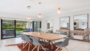 ein Esszimmer mit einem Holztisch und Stühlen in der Unterkunft Hunter Grange - The Vintage in Pokolbin