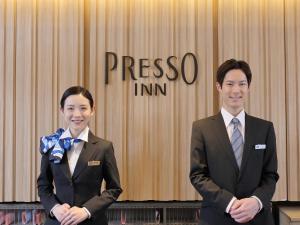 Členové personálu v ubytování Keio Presso Inn Otemachi
