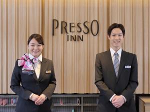 Členové personálu v ubytování Keio Presso Inn Otemachi
