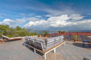 patio con sedie e tavolo con vista sull'oceano di Villetta Cicciuli ad Altavilla Milicia