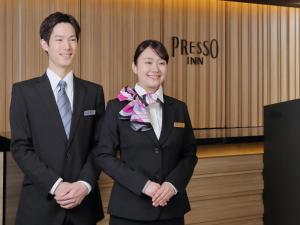Členové personálu v ubytování Keio Presso Inn Otemachi