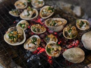 a bunch of oysters sitting on a grill at Hoa Bien Motel in Ly Son